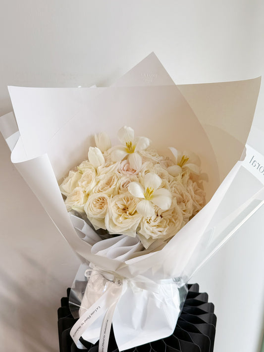 White O'hara Roses with Tulip Bouquet (33 stk)