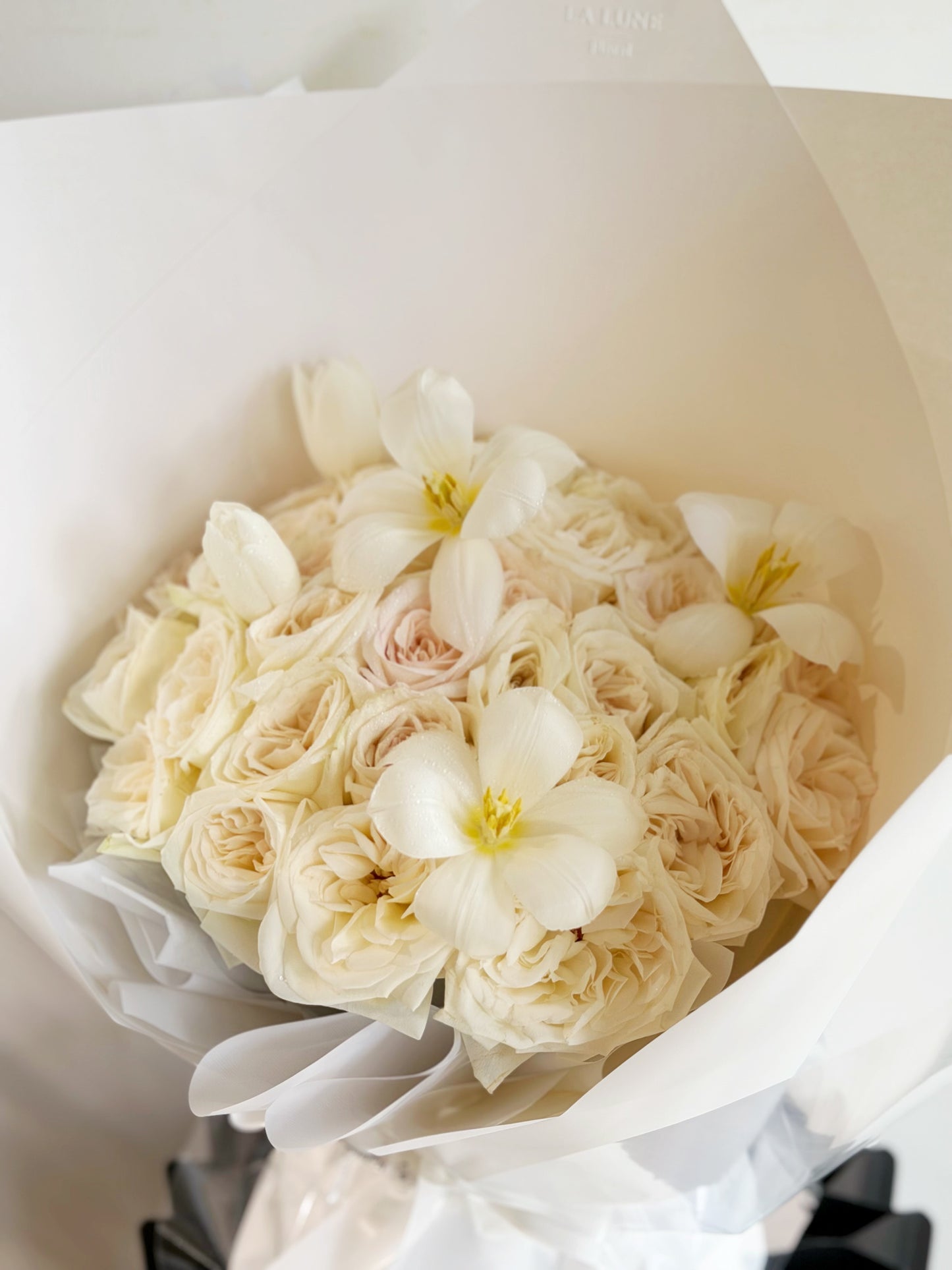 White O'hara Roses with Tulip Bouquet （33 stk）