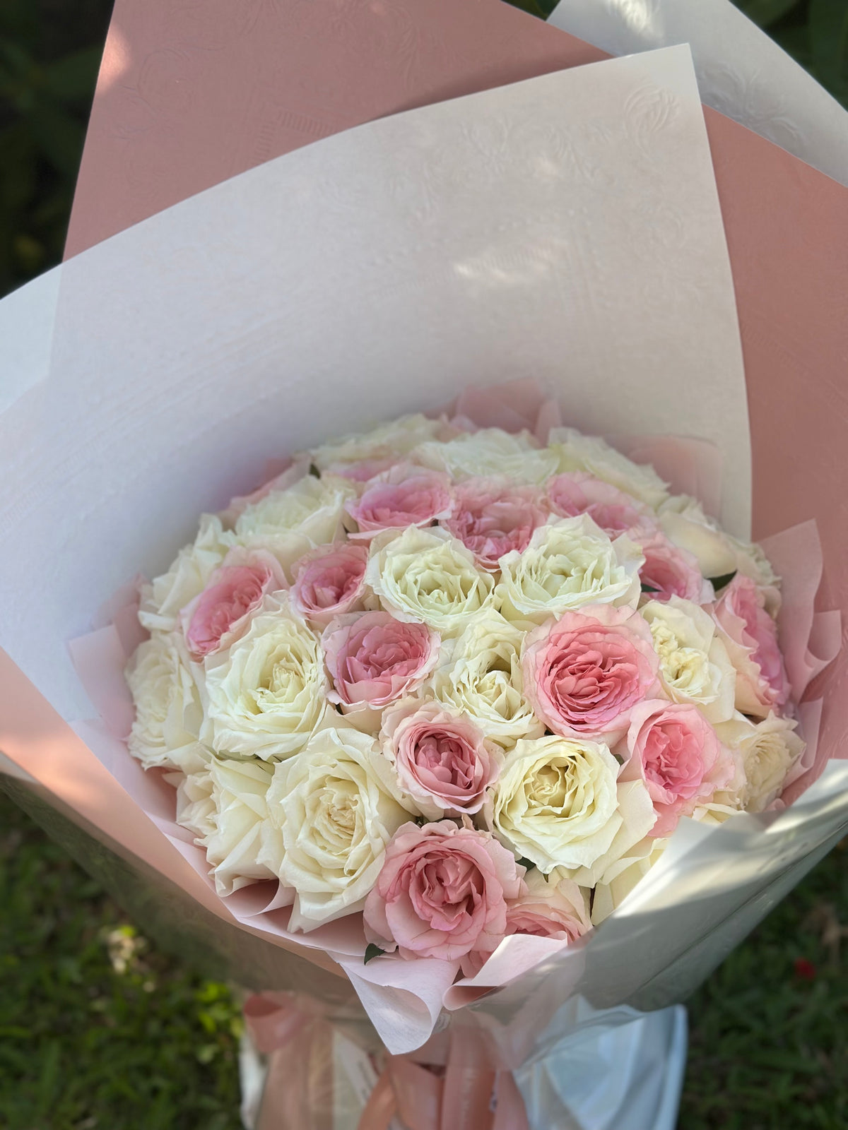 White & Pink Roses Bouquet （33 stk）