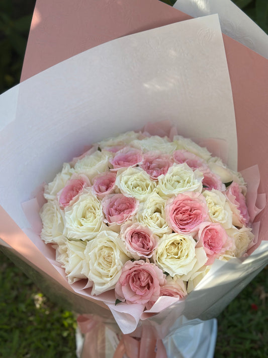 White & Pink Roses Bouquet （33 stk）