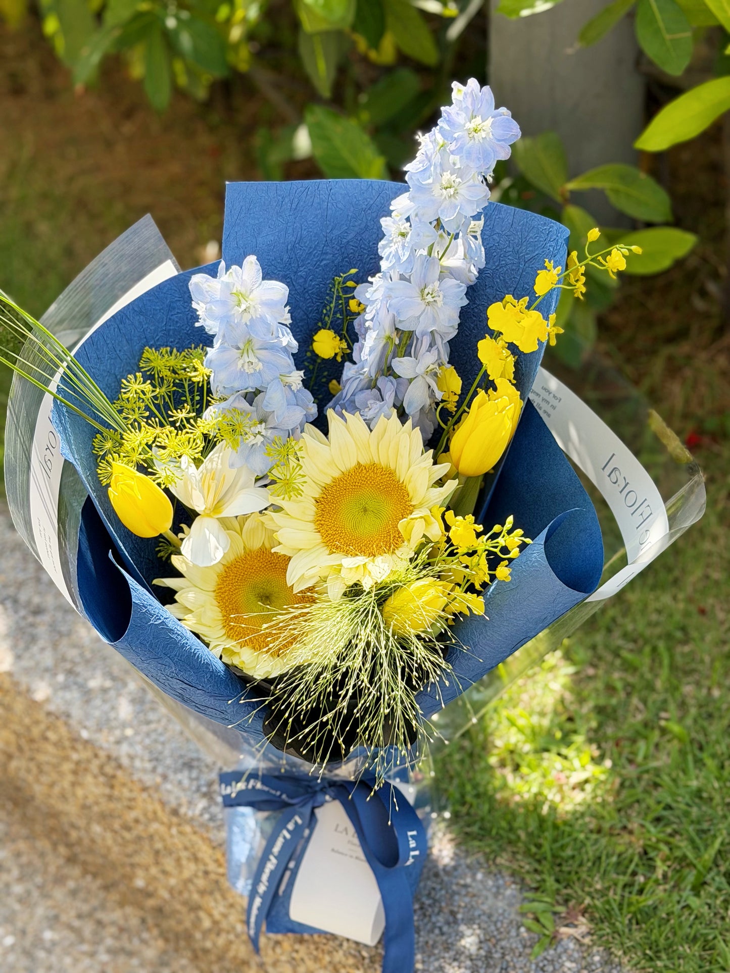 「Starry Night」【Size Regular】 - Omakase(Florist Choice)Blue & Yellow Theme