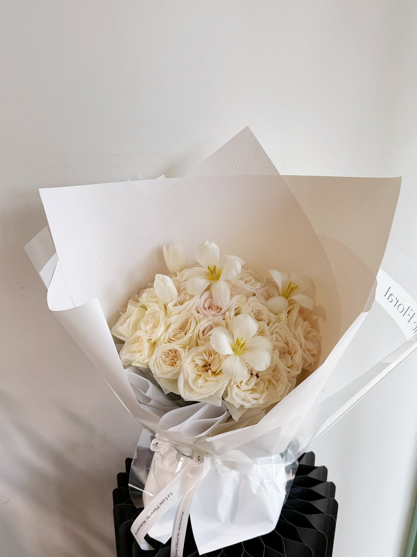 White O'hara Roses with Tulip Bouquet （33 stk）