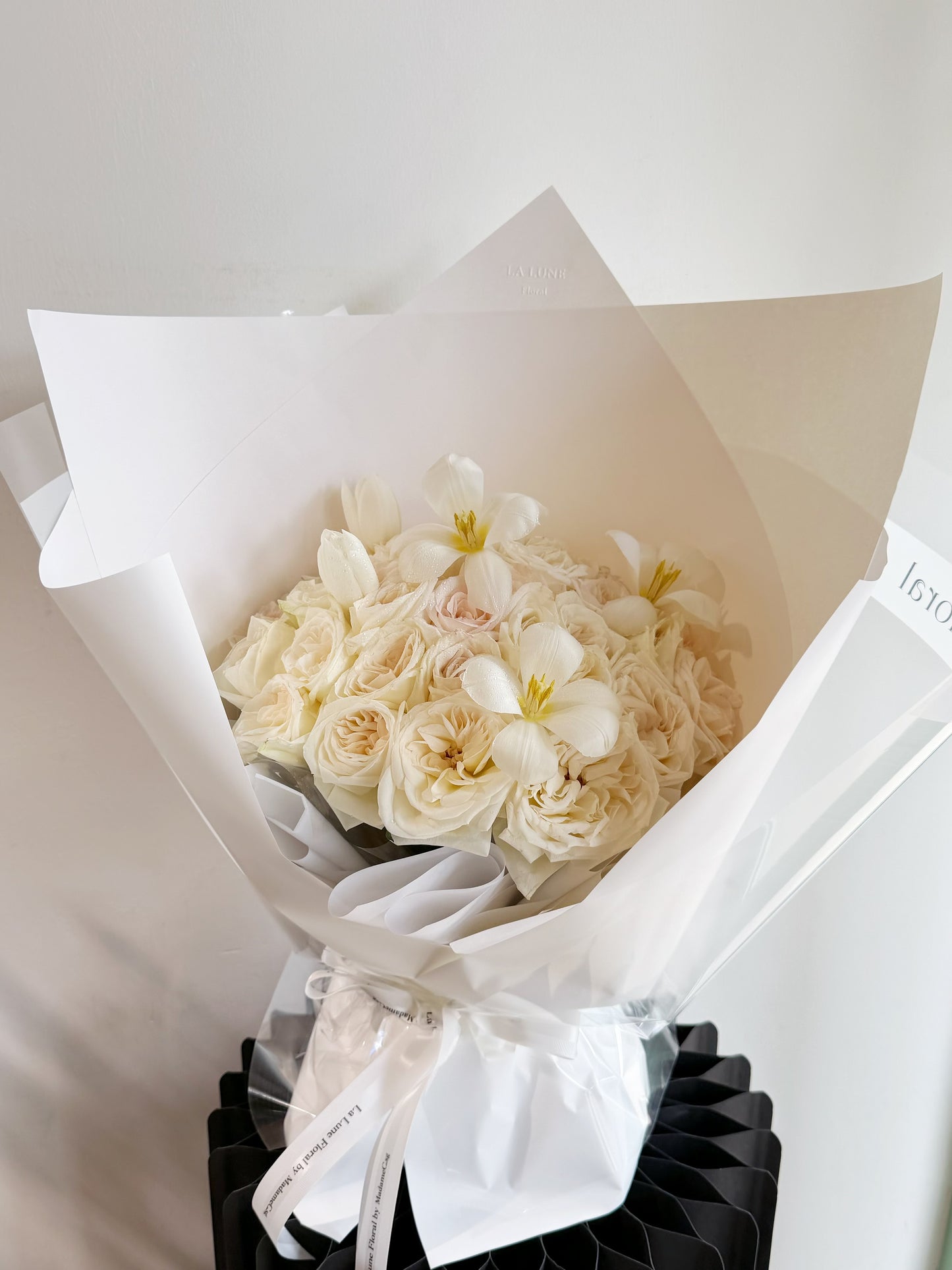 White O'hara Roses with Tulip Bouquet （33 stk）