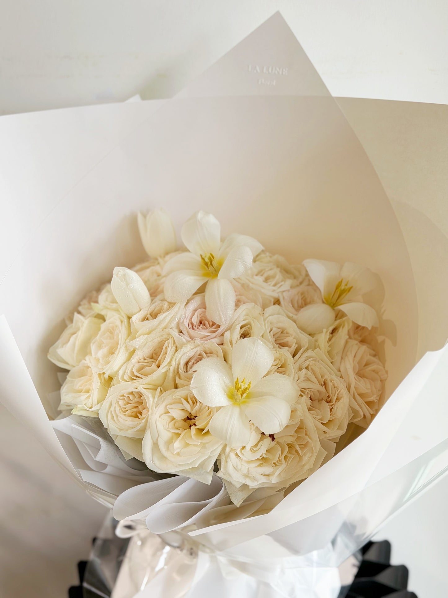 White O'hara Roses with Tulip Bouquet （33 stk）