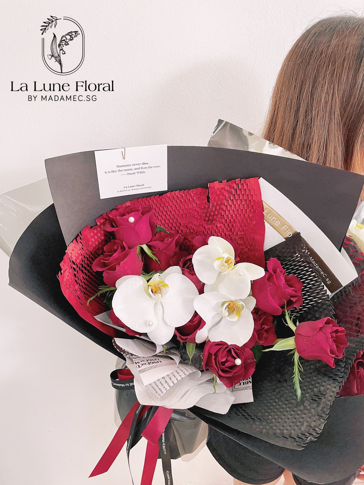 「Romance With A Memory」Bouquet (11 stk red rose and Phalaenosis）