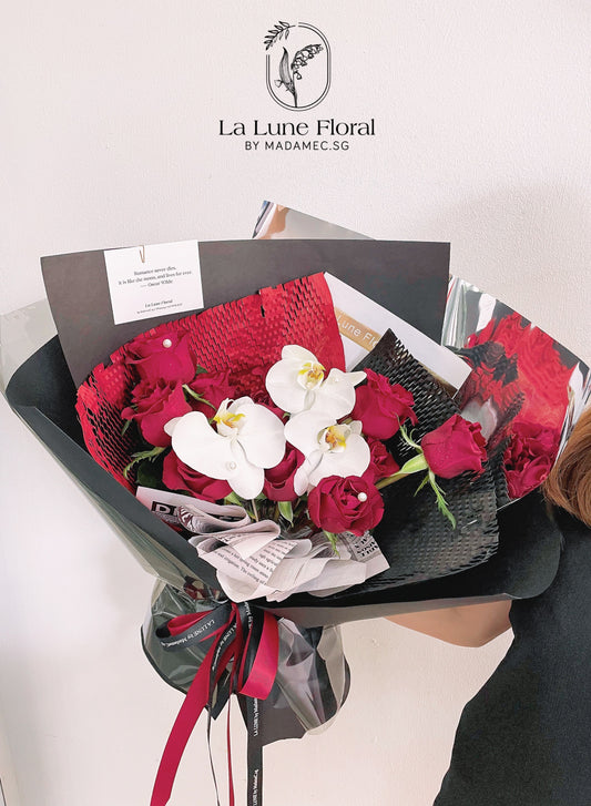 「Romance With A Memory」Bouquet (11 stk red rose and Phalaenosis）
