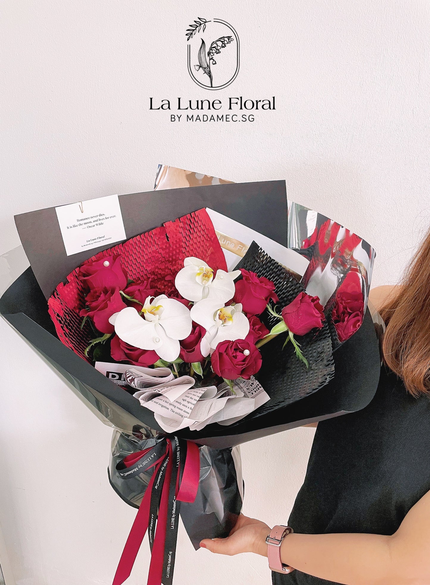 「Romance With A Memory」Bouquet (11 stk red rose and Phalaenosis）