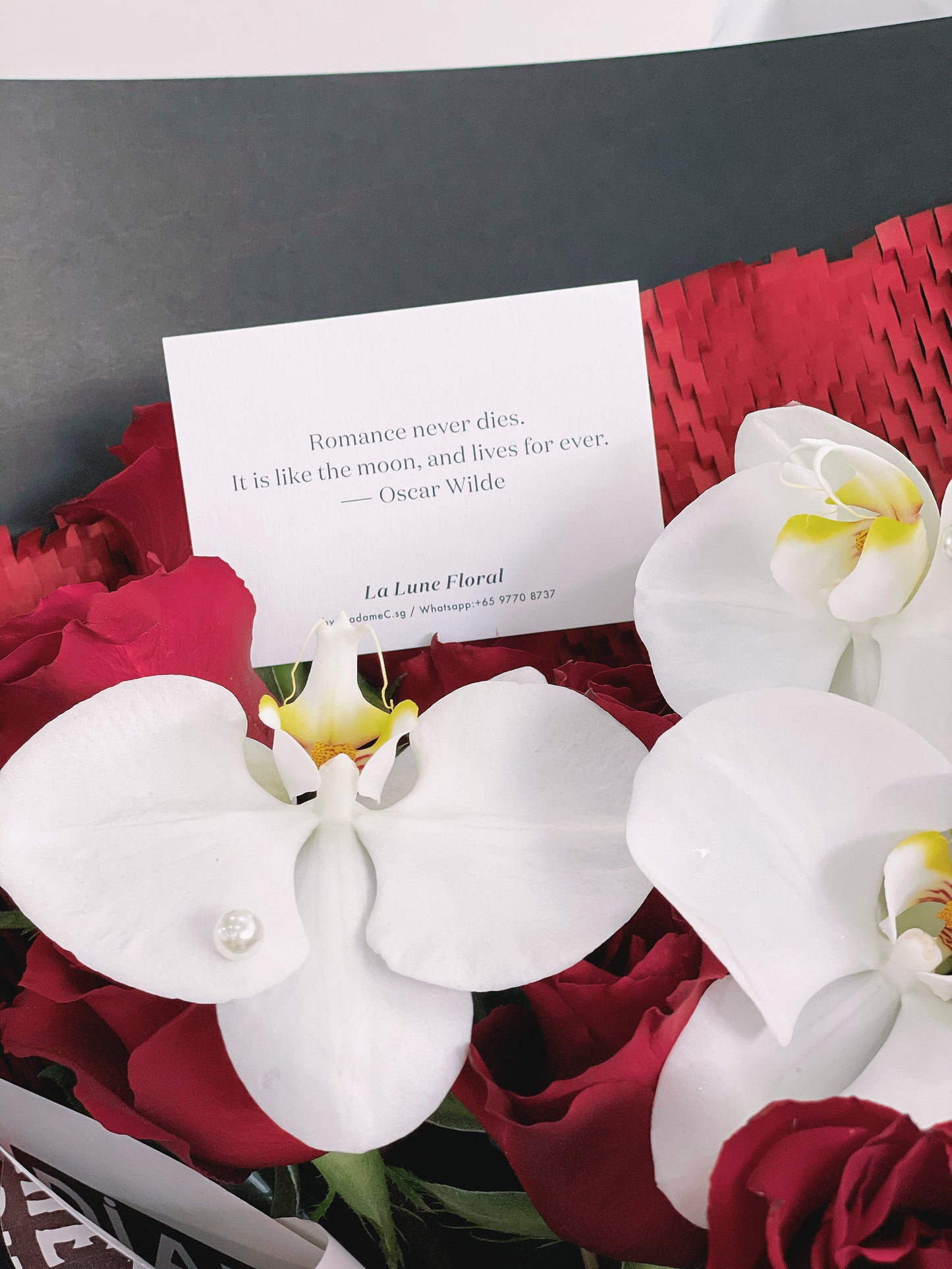 「Romance With A Memory」Bouquet (11 stk red rose and Phalaenosis）