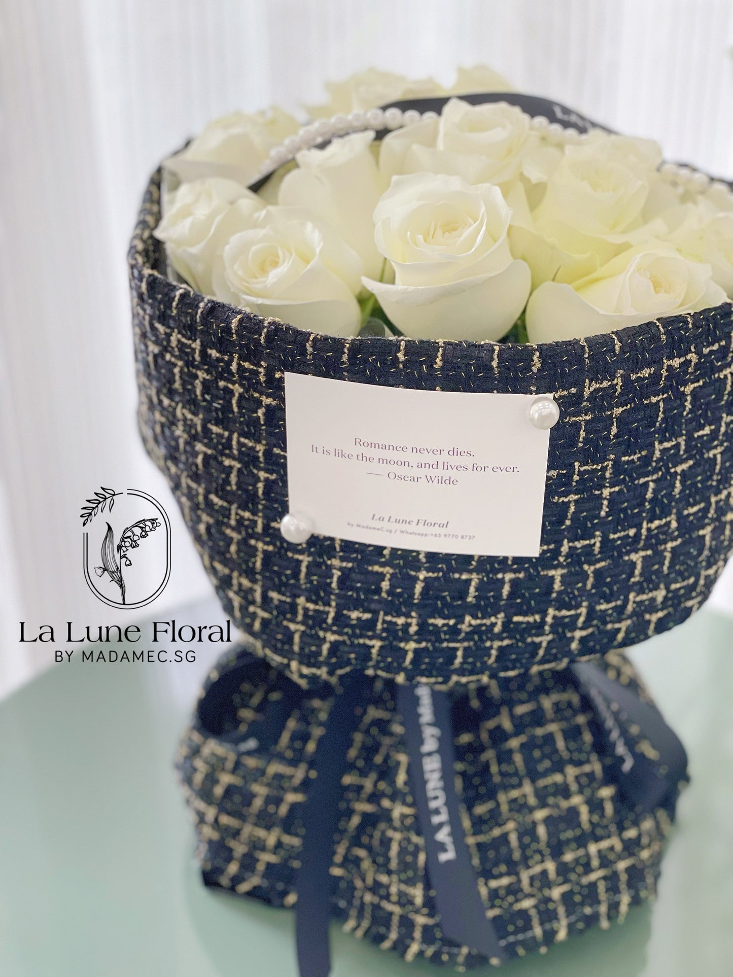 Elegance Chanel Style Bouquet(19 stk white roses)