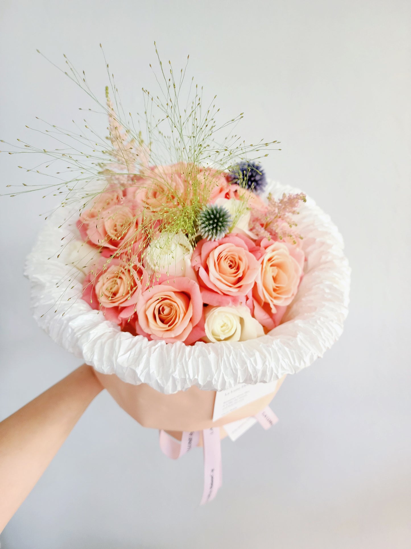 Happiness Fluffy Wrapping Bouquet - Miss Piggy & White Roses mix（ 19 stk）