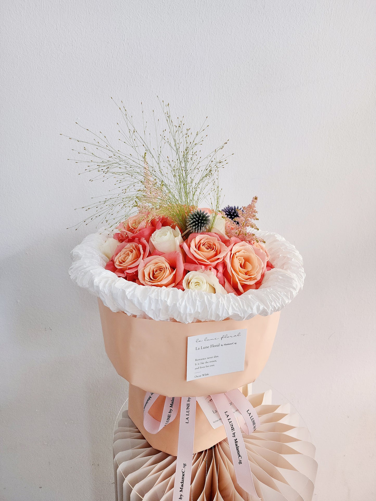 Happiness Fluffy Wrapping Bouquet - Miss Piggy & White Roses mix（ 19 stk）
