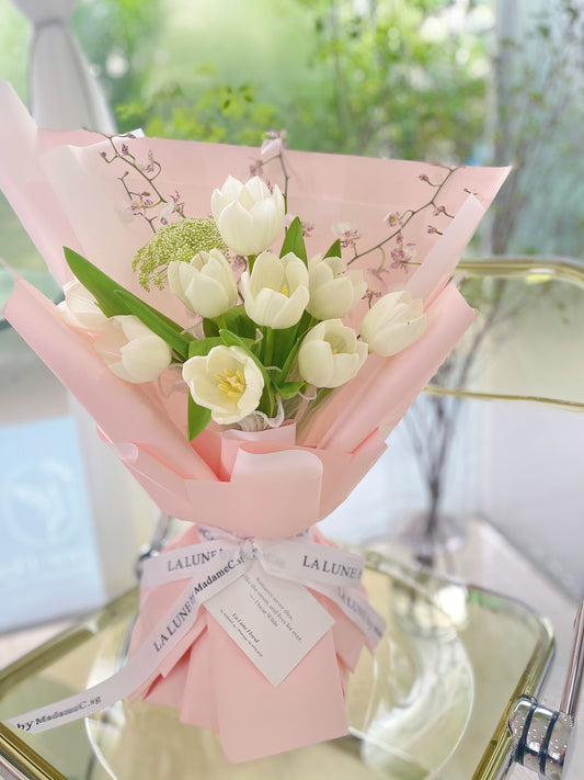 White Tulips Bouquet（9 stk）